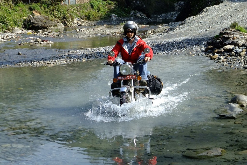 Passage à guet en moto dans l'ouest du Népal