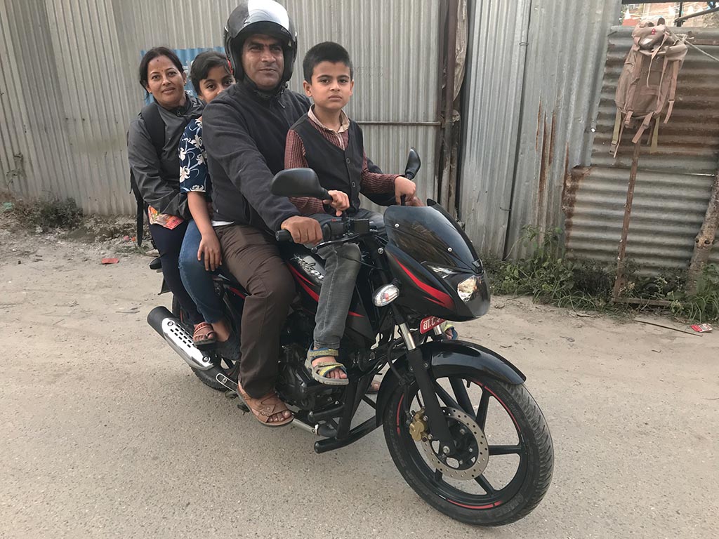 Famille népalaise en moto