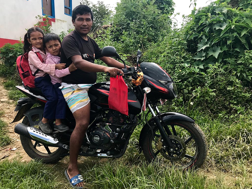 Famille Népalaise en moto